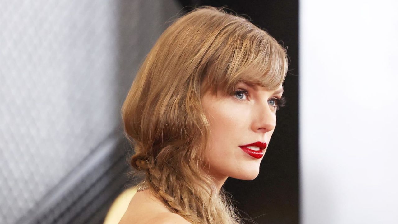 Taylor Swift sends message with Chicago QR code mural